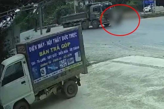 Xe máy đi chuyển với tốc độ kinh hoàng đâm trực diện xe tải