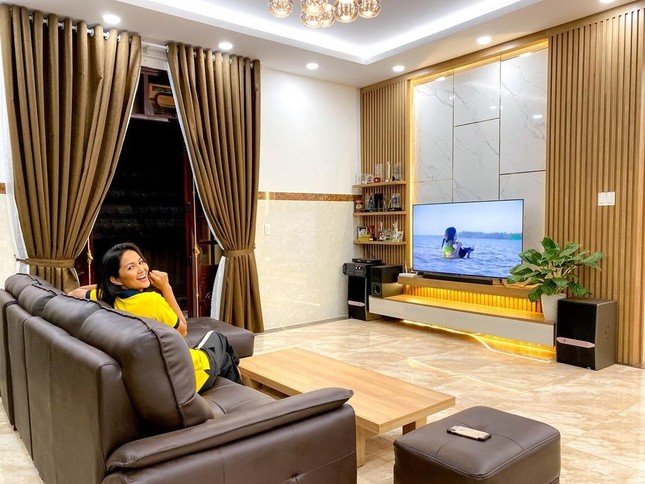 Sao Việt báo hiếu bố mẹ: Tiểu Vy tậu nhà mặt phố ở tuổi 23, Quốc Trường chi 25 tỷ xây biệt thự hoành tráng-12