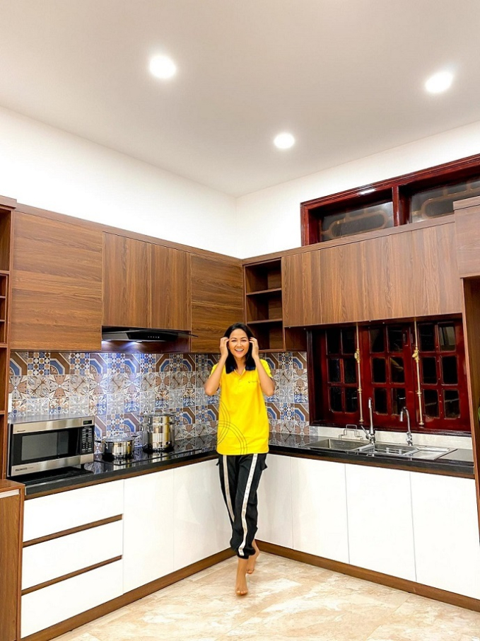 Sao Việt báo hiếu bố mẹ: Tiểu Vy tậu nhà mặt phố ở tuổi 23, Quốc Trường chi 25 tỷ xây biệt thự hoành tráng-15