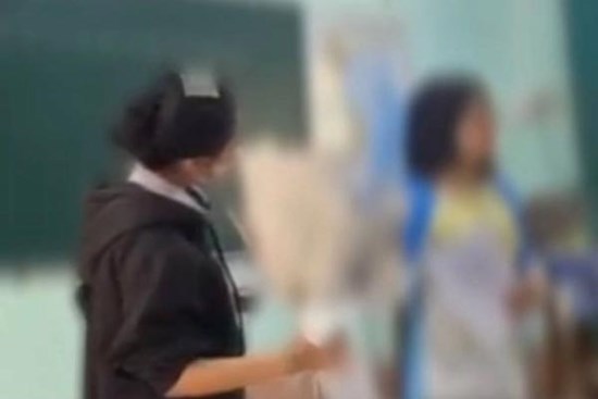 Vào lớp muộn để tặng quà cho cô giáo, nữ sinh bị dọa ghi vào sổ đầu bài: 
