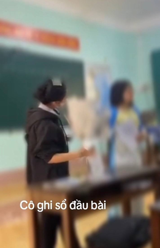 Vào lớp muộn để tặng quà cho cô giáo, nữ sinh bị dọa ghi vào sổ đầu bài: Đây không phải giờ tổ chức!-2