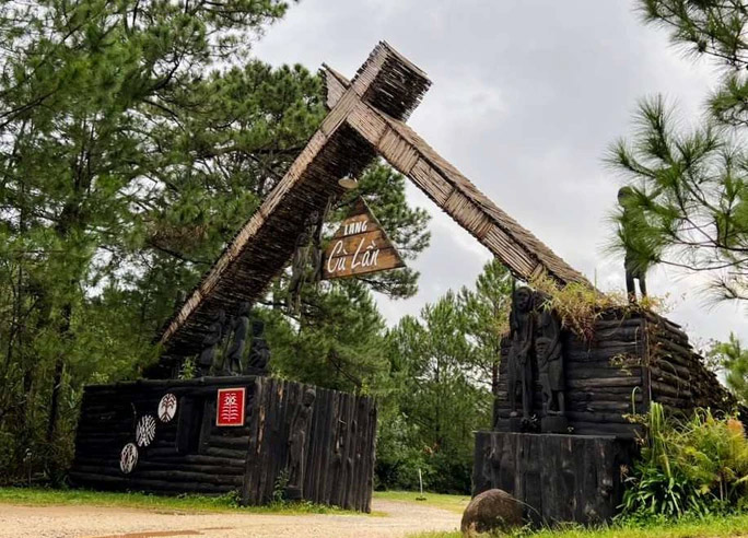 Lũ cuốn trôi 4 du khách Hàn Quốc và tài xế ở Làng Cù Lần-1