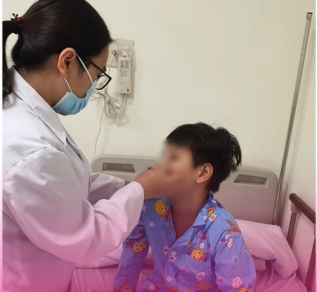 Xem bạn bẻ đồ long đao, bé trai bị đập gãy xương mũi-1