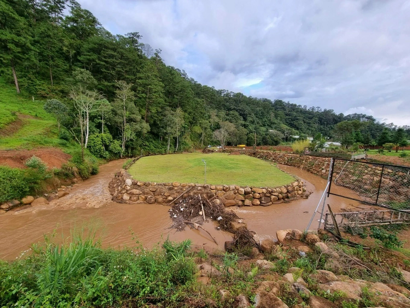 Vụ 4 du khách Hàn Quốc tử nạn ở Lâm Đồng: Người lái xe thoát chết-2