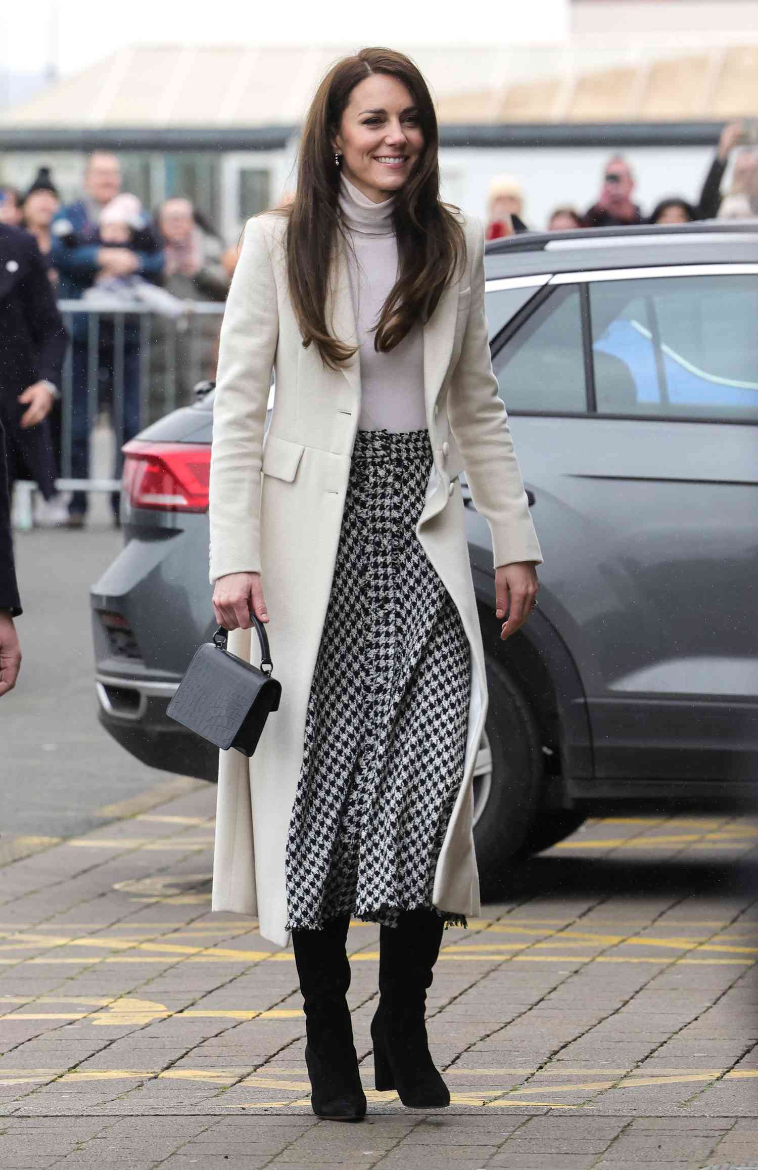 9 set chân váy dài cho thấy đẳng cấp biểu tượng thời trang của Vương phi Kate Middleton-3