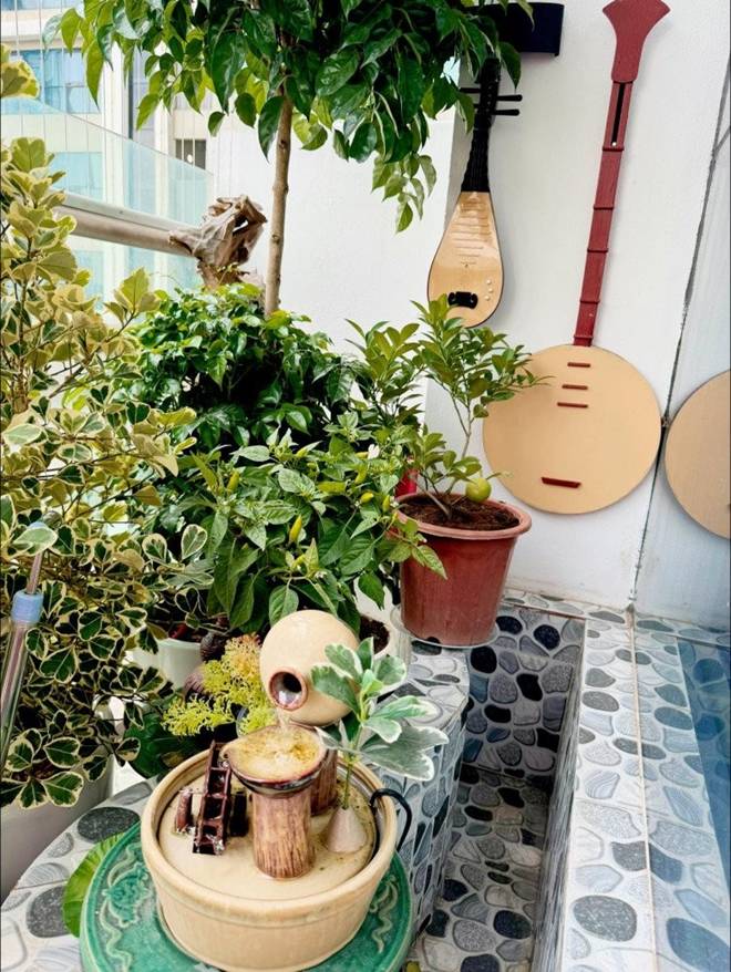 Vợ Đại úy của NSND Tự Long khoe góc ban công đầy ắp sắc hoa, treo đàn cực đáng yêu-1