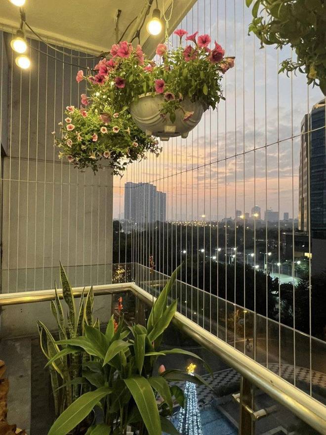 Vợ Đại úy của NSND Tự Long khoe góc ban công đầy ắp sắc hoa, treo đàn cực đáng yêu-7