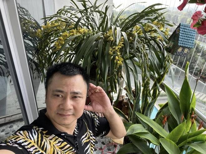 Vợ Đại úy của NSND Tự Long khoe góc ban công đầy ắp sắc hoa, treo đàn cực đáng yêu-9