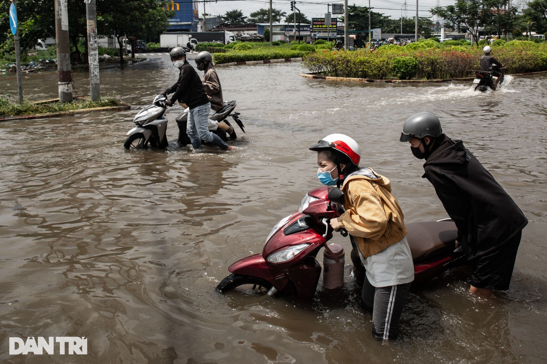 Nhiều tuyến đường ở TPHCM ngập như sông dù trời không mưa-1
