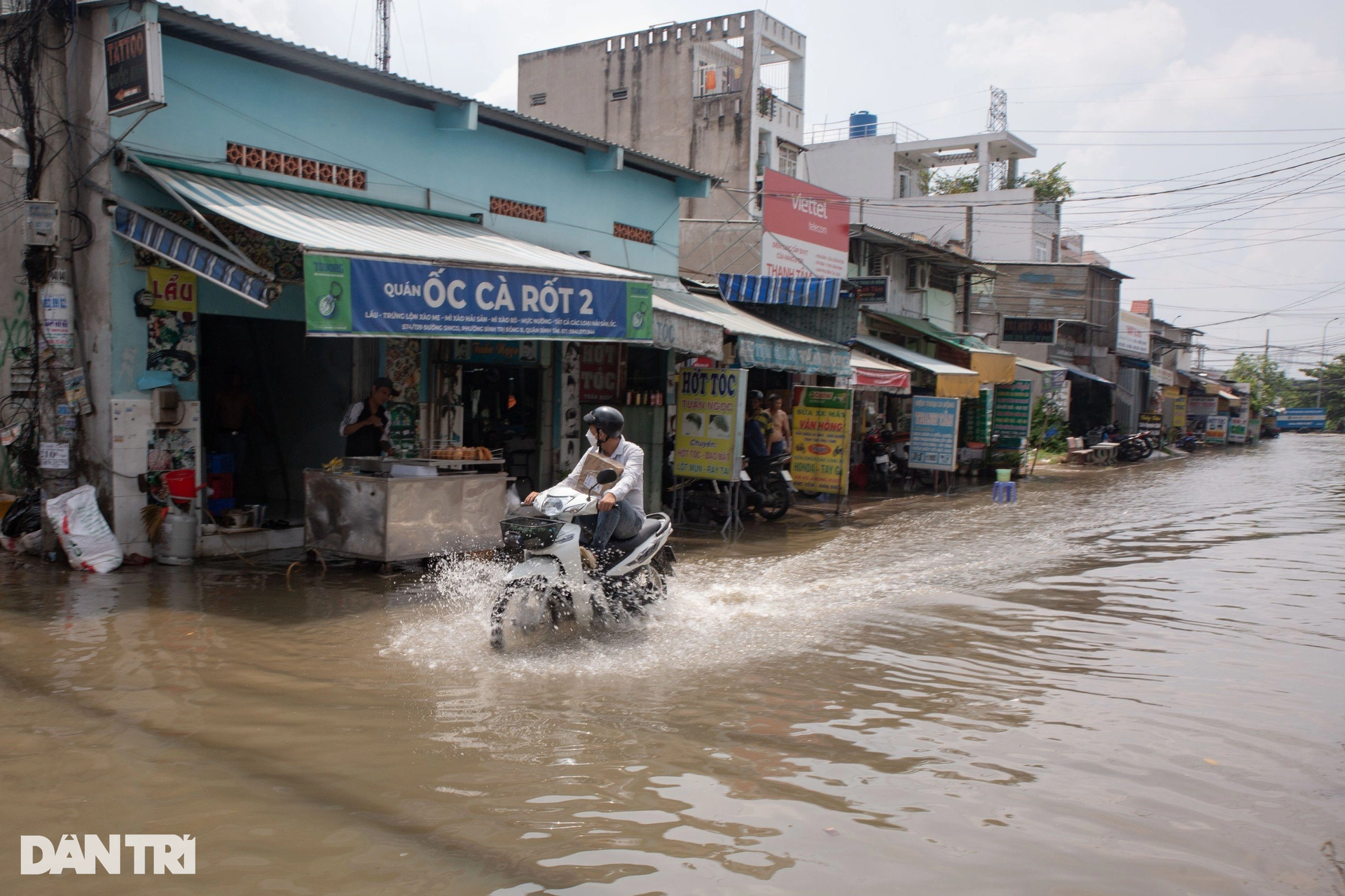 Nhiều tuyến đường ở TPHCM ngập như sông dù trời không mưa-3