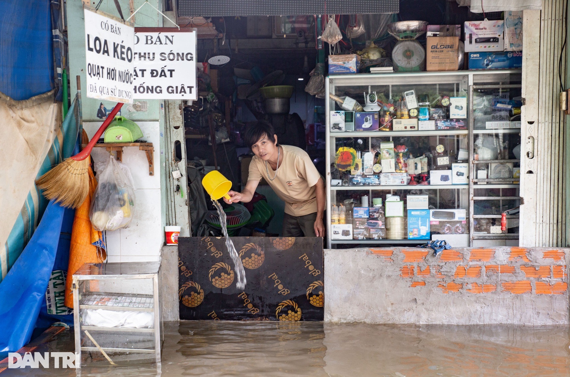 Nhiều tuyến đường ở TPHCM ngập như sông dù trời không mưa-4