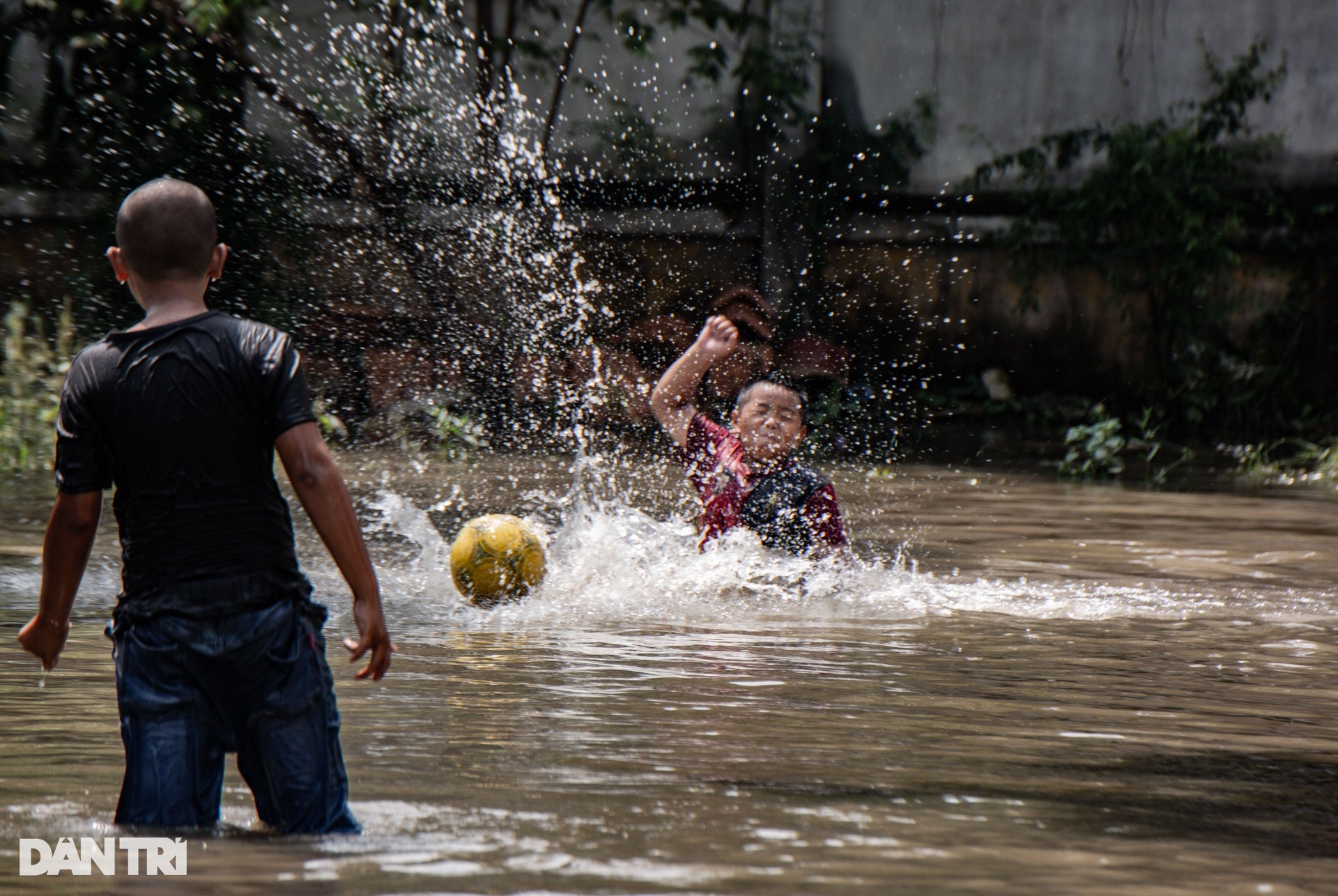 Nhiều tuyến đường ở TPHCM ngập như sông dù trời không mưa-7