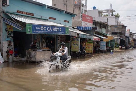 Nhiều tuyến đường ở TPHCM ngập như sông dù trời không mưa