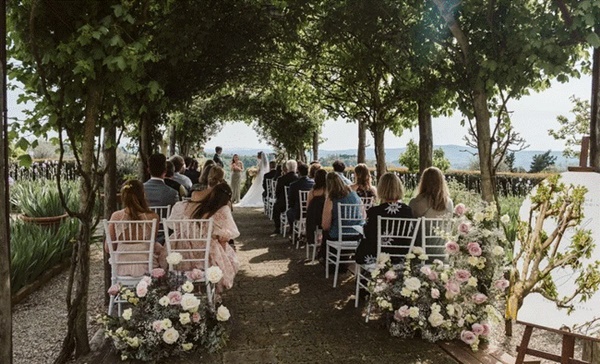 Va phải nhau trong quán rượu, cặp đôi không thể dứt cơn say mà tiến thẳng tới lễ đường như mơ-5