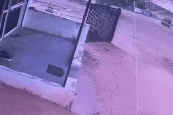 Khoảnh khắc sập cầu đang xây dựng, đè trúng người đàn ông