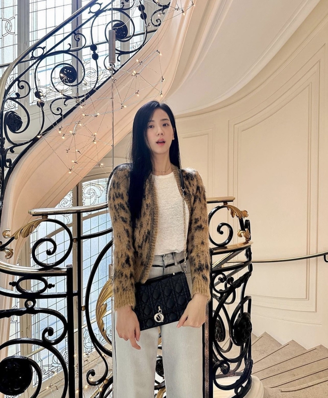 Nhìn Jisoo mà chỉ muốn mua cardigan ngay tức khắc: Vừa xinh, vừa đúng trend lại dễ mix đồ-1