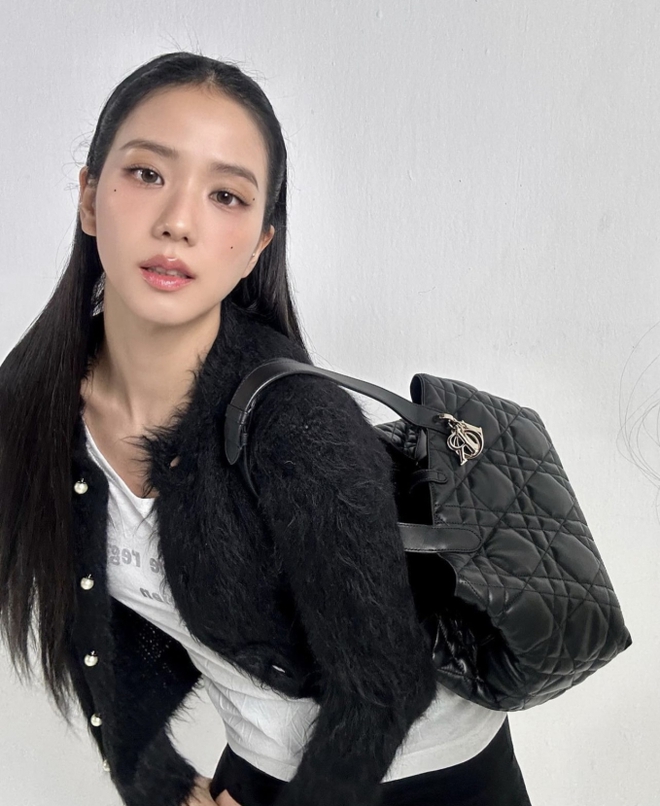 Nhìn Jisoo mà chỉ muốn mua cardigan ngay tức khắc: Vừa xinh, vừa đúng trend lại dễ mix đồ-2