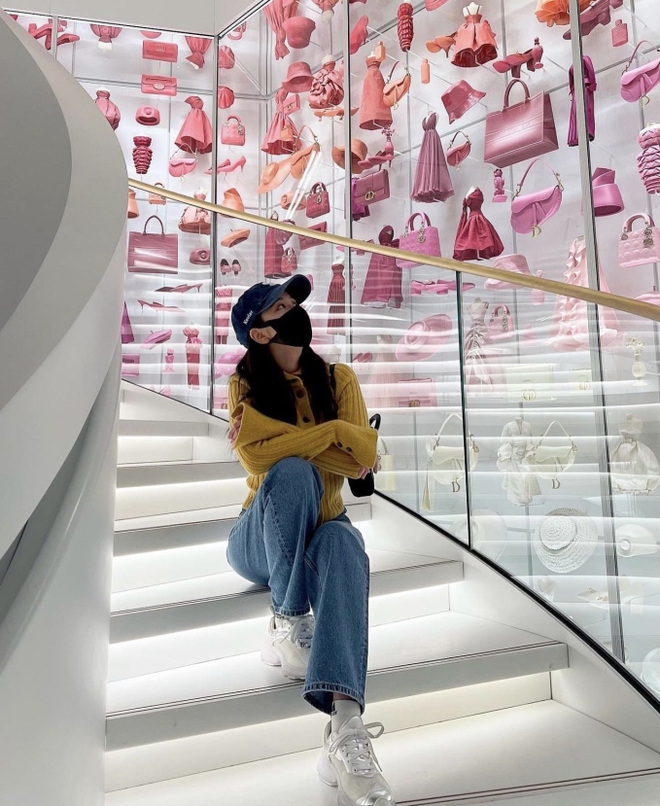 Nhìn Jisoo mà chỉ muốn mua cardigan ngay tức khắc: Vừa xinh, vừa đúng trend lại dễ mix đồ-4