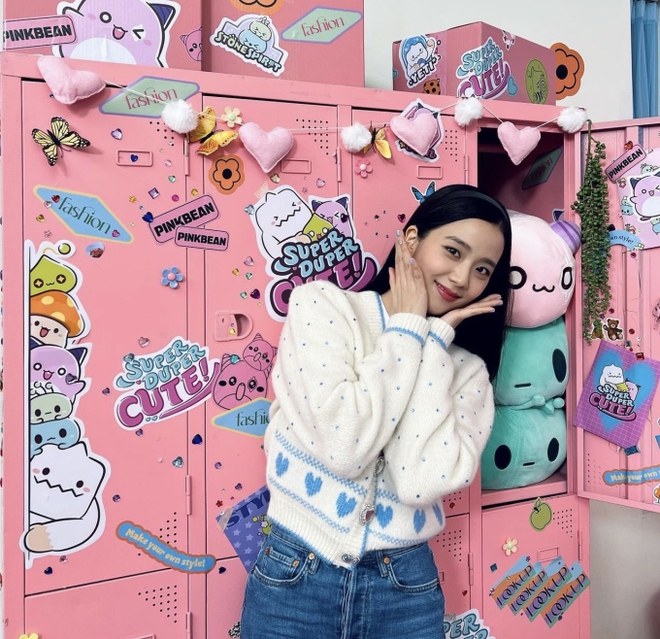 Nhìn Jisoo mà chỉ muốn mua cardigan ngay tức khắc: Vừa xinh, vừa đúng trend lại dễ mix đồ-6