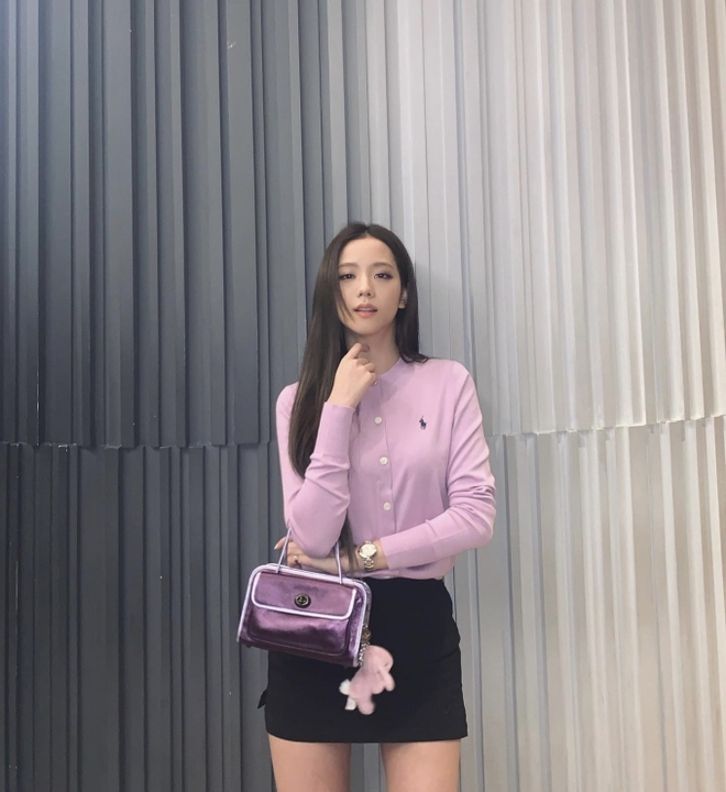 Nhìn Jisoo mà chỉ muốn mua cardigan ngay tức khắc: Vừa xinh, vừa đúng trend lại dễ mix đồ-11