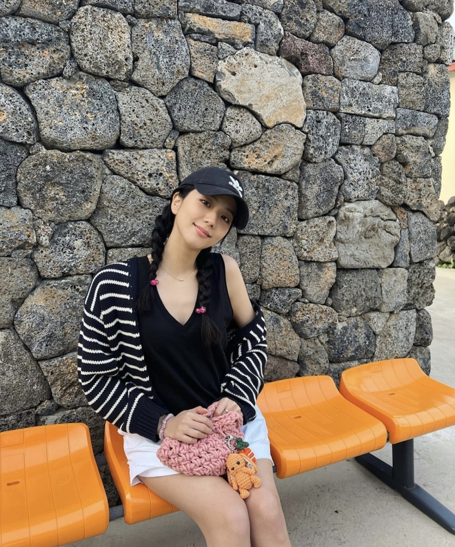 Nhìn Jisoo mà chỉ muốn mua cardigan ngay tức khắc: Vừa xinh, vừa đúng trend lại dễ mix đồ-13