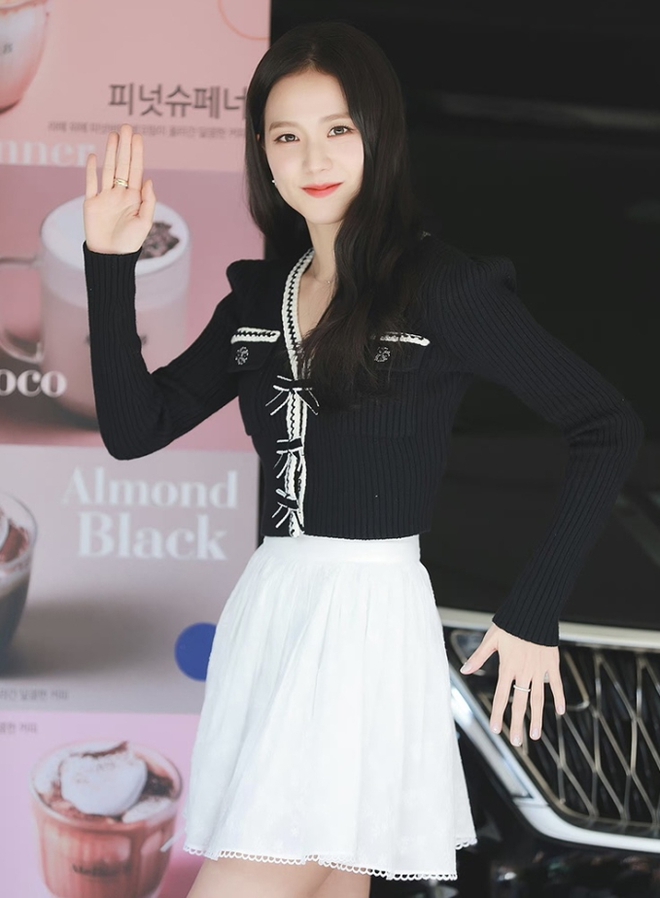 Nhìn Jisoo mà chỉ muốn mua cardigan ngay tức khắc: Vừa xinh, vừa đúng trend lại dễ mix đồ-8