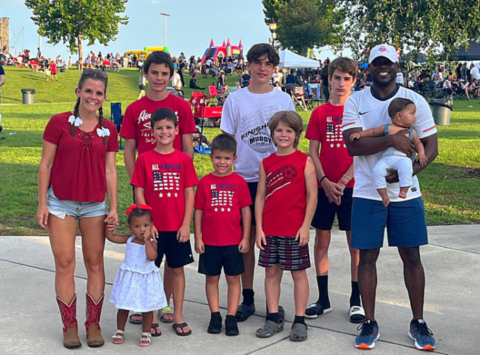 Mẹ đơn thân 6 con trúng số độc đắc khi dùng app hẹn hò, cuộc sống hiện tại như mơ bên người chồng hoàn hảo-3