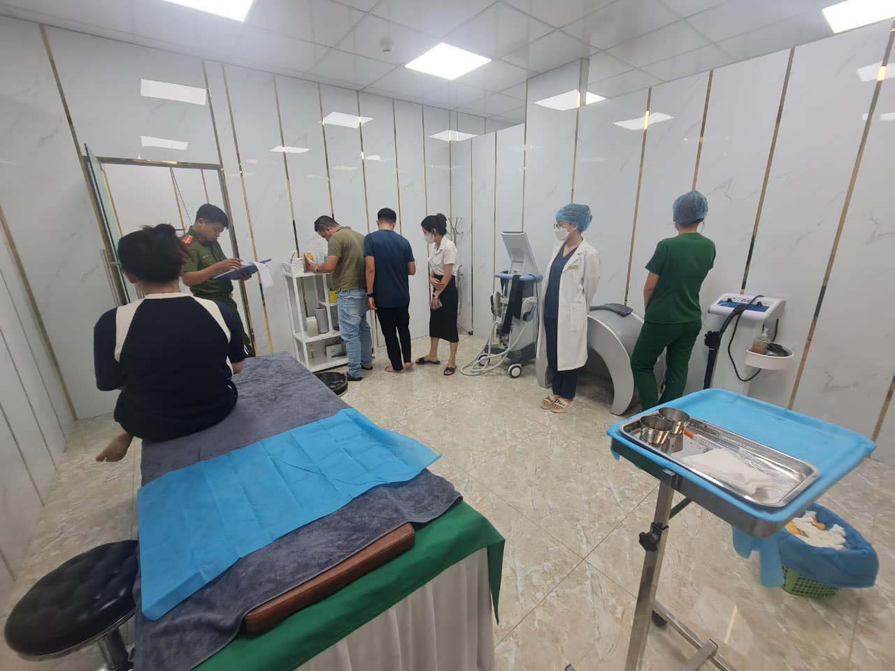 Phát hiện thẩm mỹ viện chui, bác sĩ” phẫu thuật nâng ngực mới học hết cấp 3-2