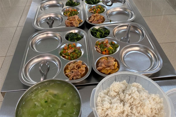 Sau lùm xùm, suất ăn 32.000 đồng của học sinh THCS Yên Nghĩa hiện có gì?-1