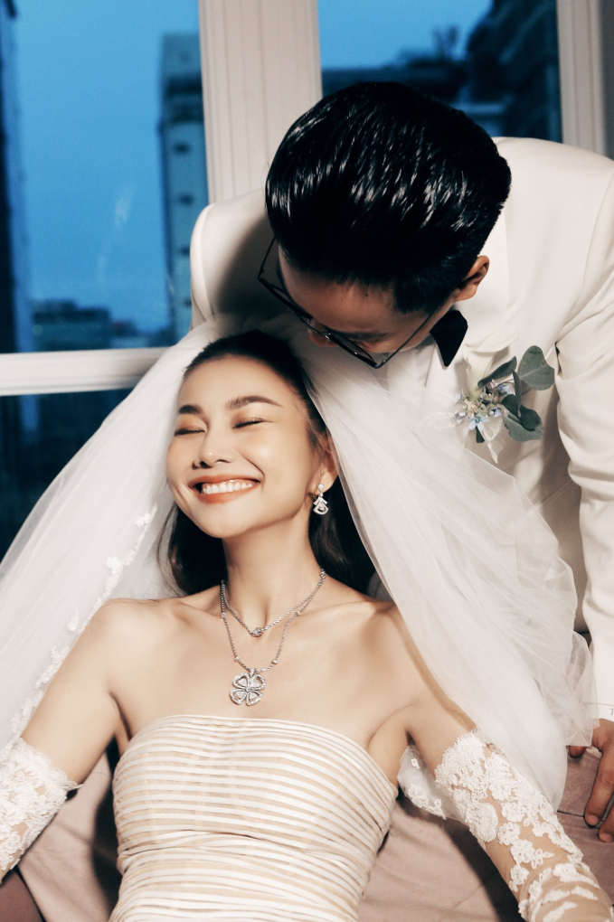 Hậu trường ảnh cưới: Nhạc trưởng Trần Nhật Minh cười tươi rói khi ở cạnh vợ đẹp, biểu cảm khác hẳn lúc đi làm-7