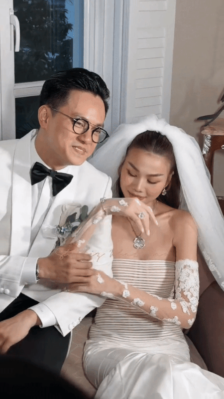 Hậu trường ảnh cưới: Nhạc trưởng Trần Nhật Minh cười tươi rói khi ở cạnh vợ đẹp, biểu cảm khác hẳn lúc đi làm-1