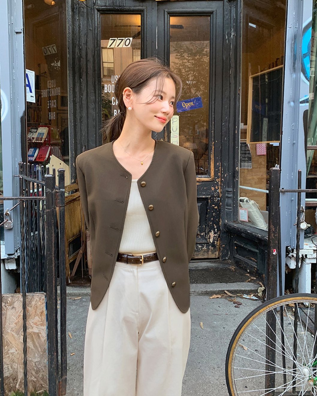 Áo khoác dáng ngắn là kiểu áo đáng sắm cho mùa lạnh năm nay-3