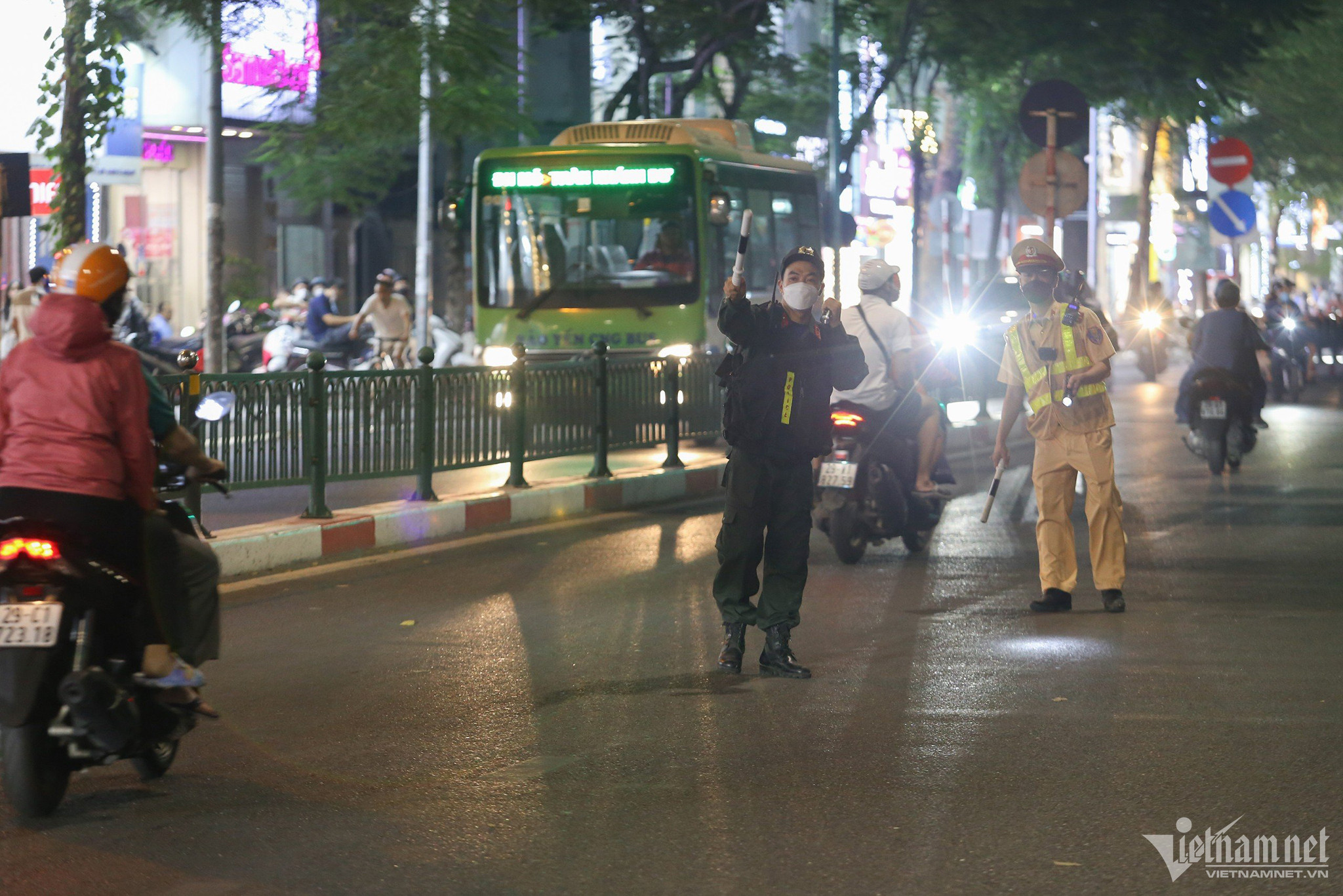Cảnh sát gọi loa giải tán đám đông, hàng trăm thanh niên vẫn hóng chốt 141-1