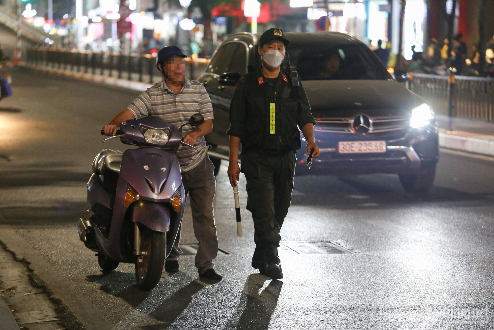 Cảnh sát gọi loa giải tán đám đông, hàng trăm thanh niên vẫn hóng chốt 141-2