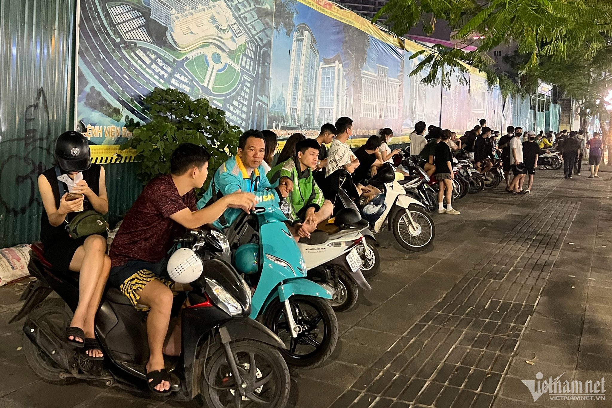 Cảnh sát gọi loa giải tán đám đông, hàng trăm thanh niên vẫn hóng chốt 141-3