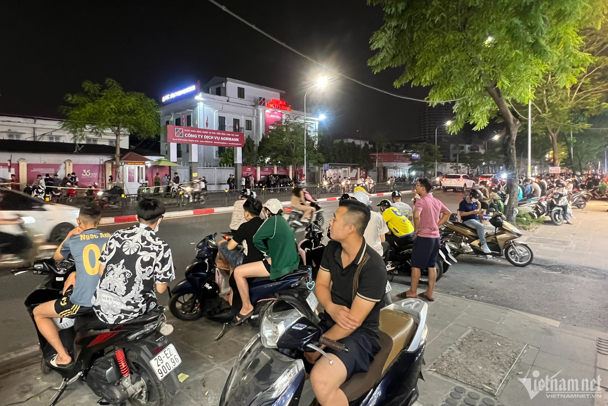 Cảnh sát gọi loa giải tán đám đông, hàng trăm thanh niên vẫn hóng chốt 141-4