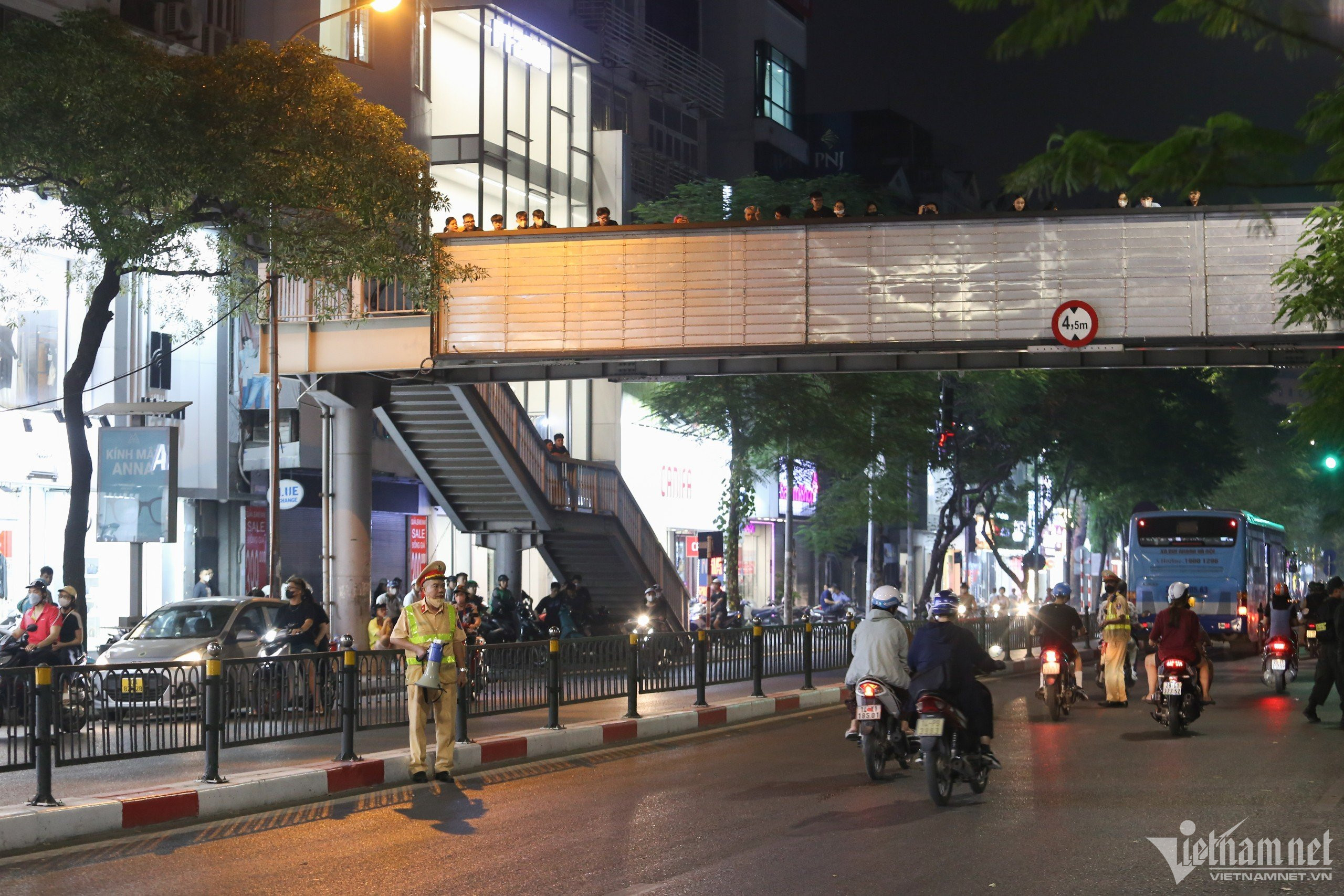 Cảnh sát gọi loa giải tán đám đông, hàng trăm thanh niên vẫn hóng chốt 141-5