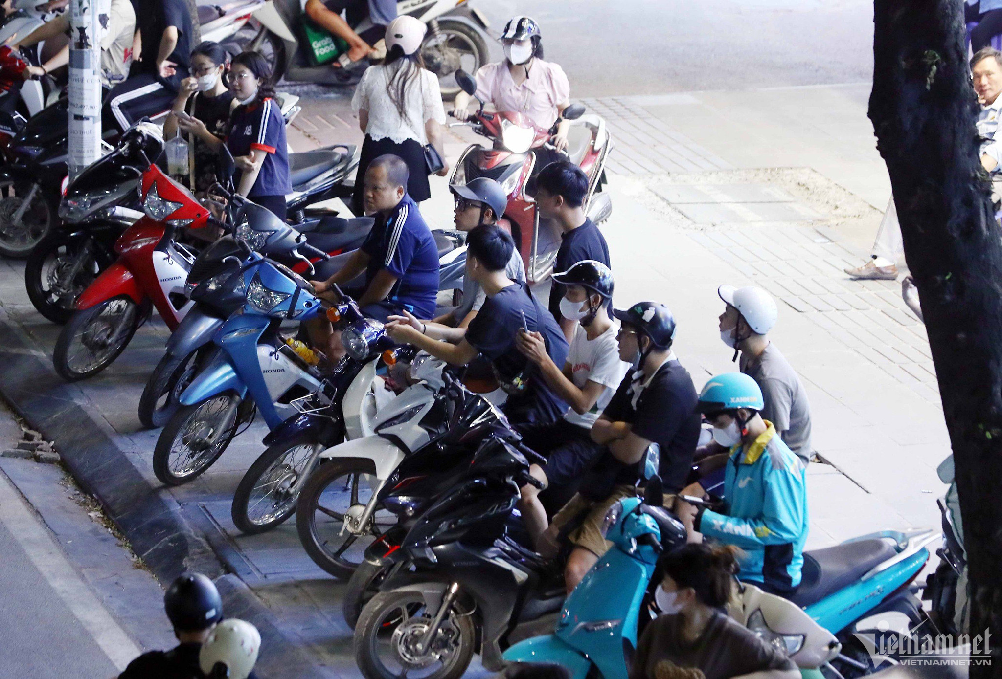 Cảnh sát gọi loa giải tán đám đông, hàng trăm thanh niên vẫn hóng chốt 141-6