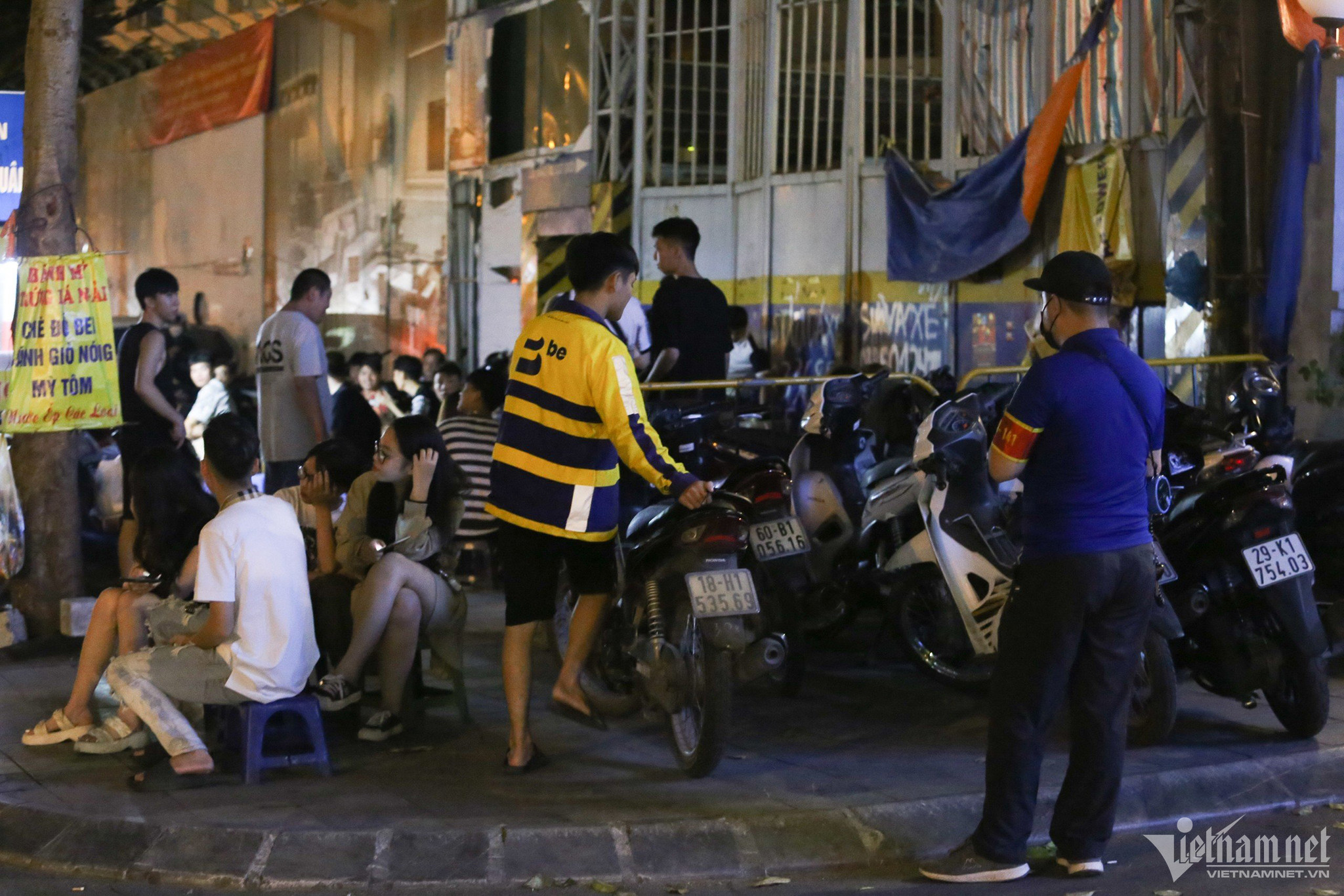 Cảnh sát gọi loa giải tán đám đông, hàng trăm thanh niên vẫn hóng chốt 141-10