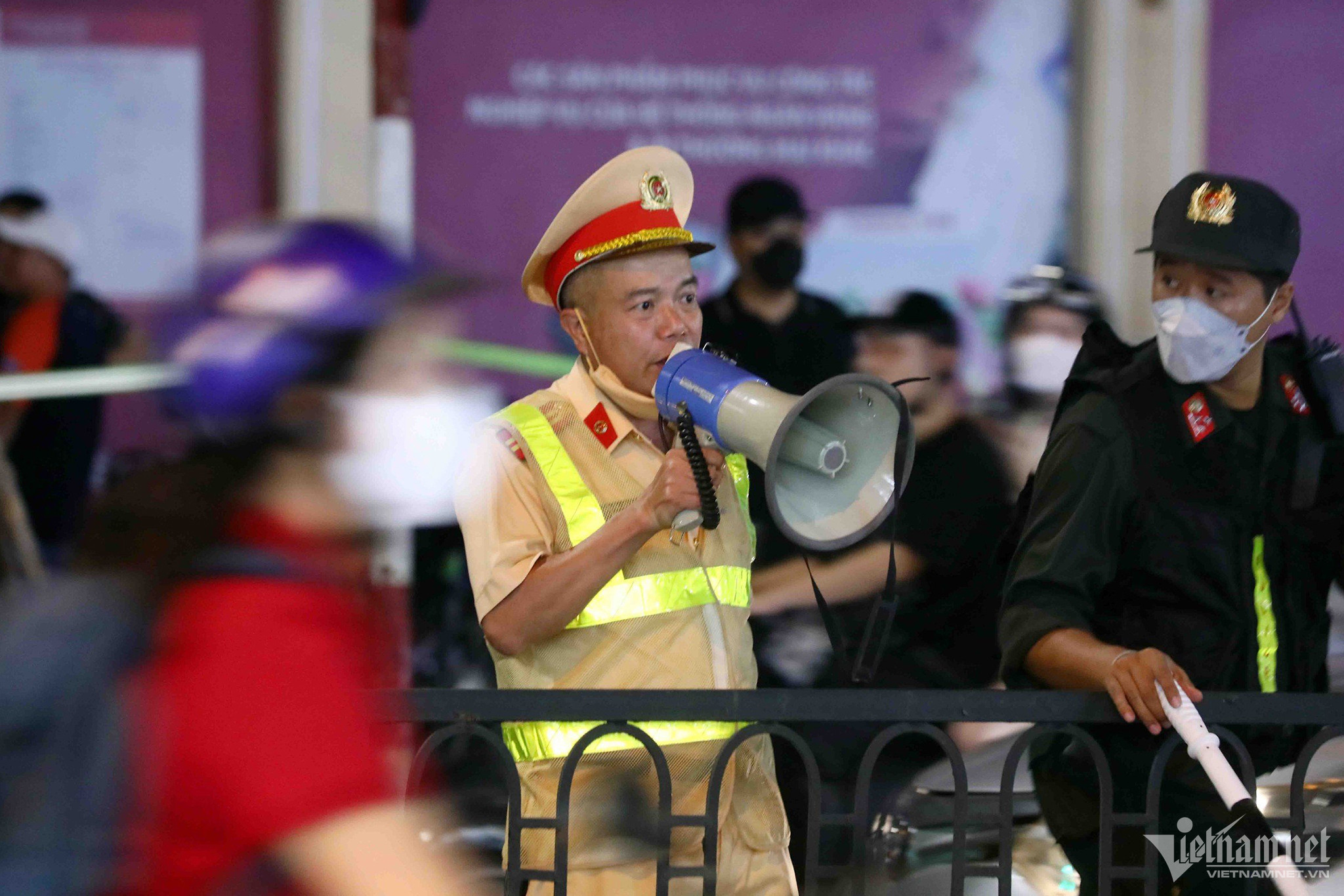 Cảnh sát gọi loa giải tán đám đông, hàng trăm thanh niên vẫn hóng chốt 141-7