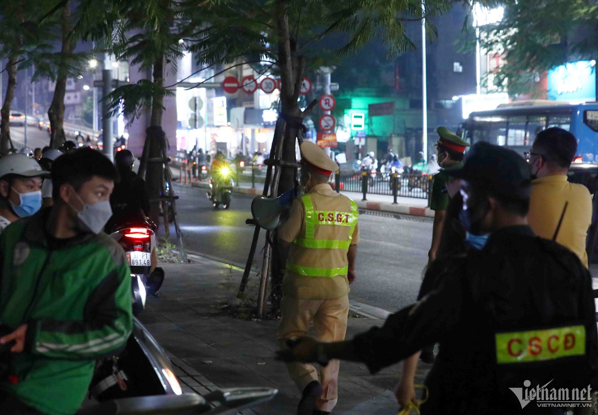 Cảnh sát gọi loa giải tán đám đông, hàng trăm thanh niên vẫn hóng chốt 141-8