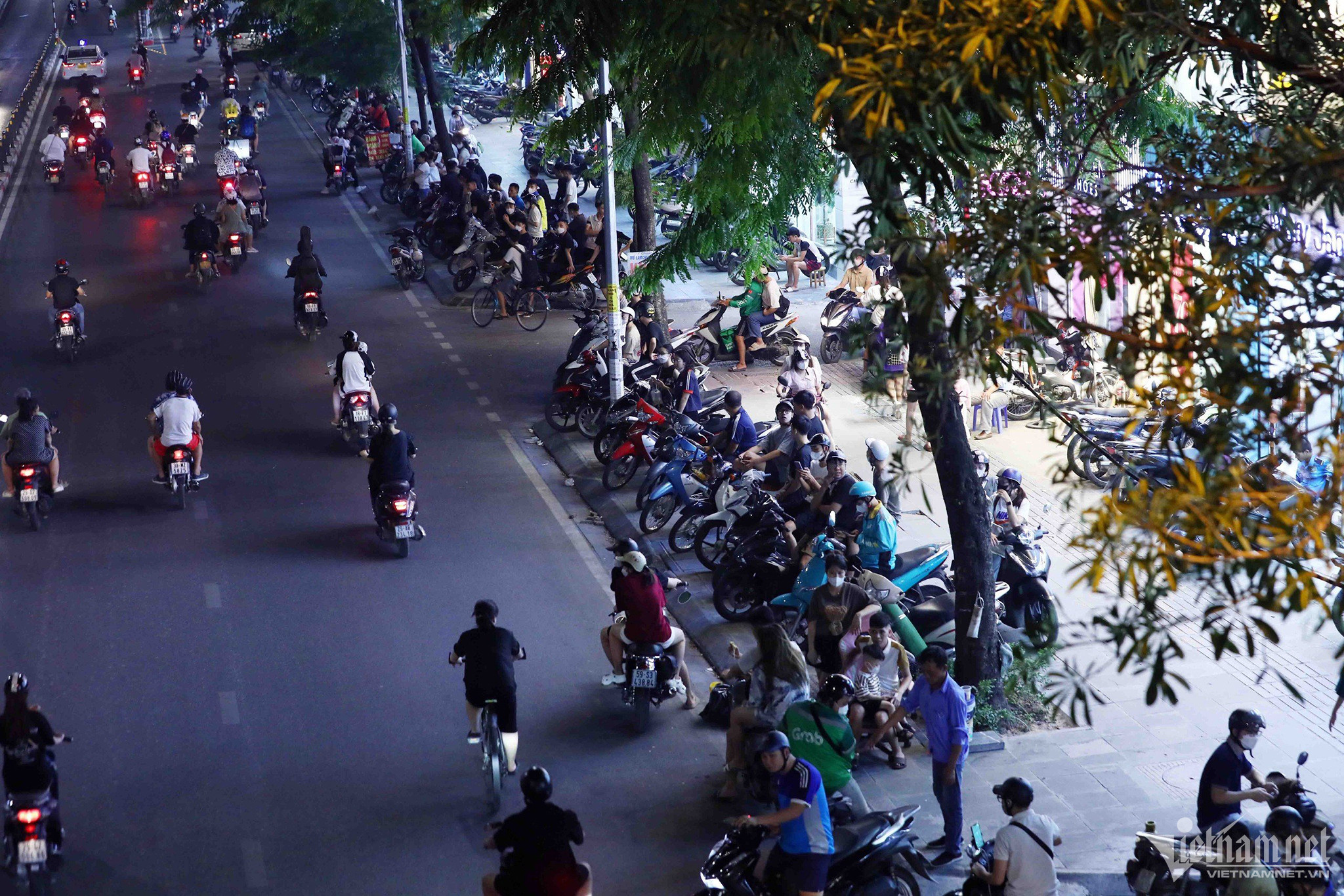 Cảnh sát gọi loa giải tán đám đông, hàng trăm thanh niên vẫn hóng chốt 141-9