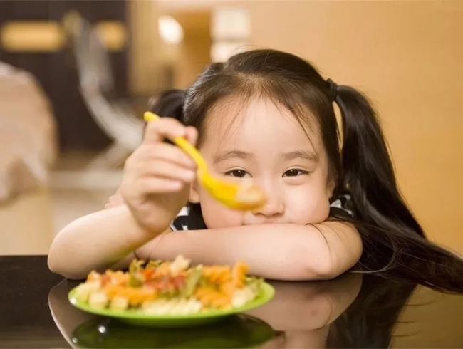 Bé gái 5 tuổi đột nhiên ngừng phát triển, bác sĩ: Làm sao có thể cho con ăn hàng ngày món này?-1