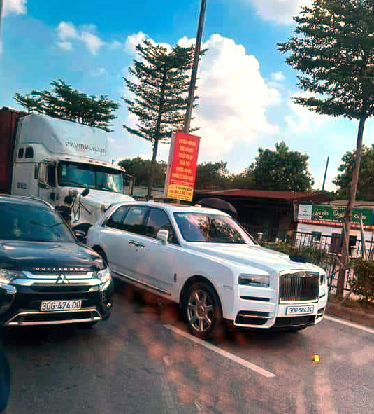 Ảnh TNGT: Kinh hoàng tài xế xe công-ten-nơ đâm vào đuôi chiếc xe 32 tỷ đồng-1