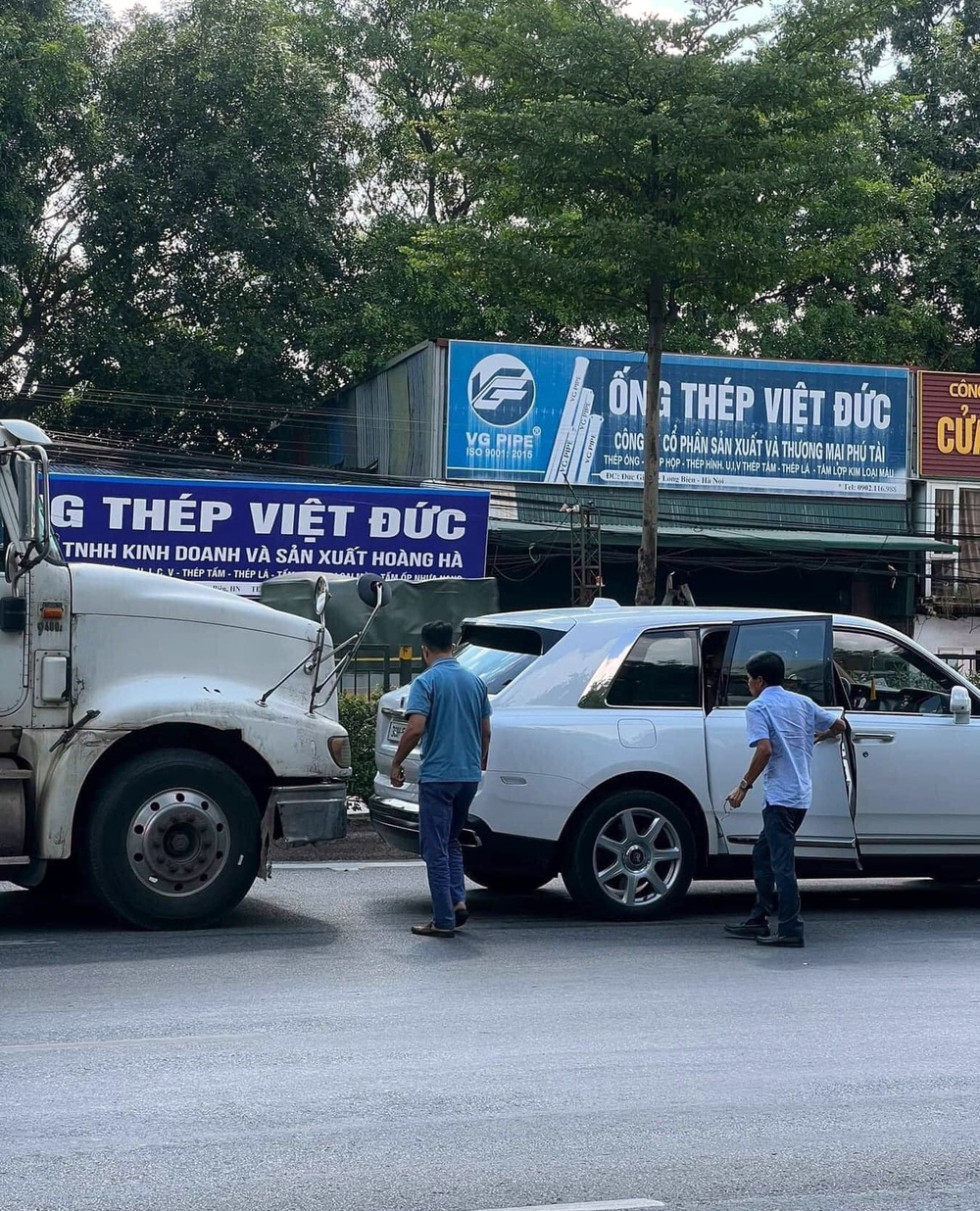 Ảnh TNGT: Kinh hoàng tài xế xe công-ten-nơ đâm vào đuôi chiếc xe 32 tỷ đồng-2