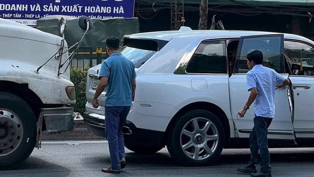 Ảnh TNGT: Kinh hoàng tài xế xe công-ten-nơ đâm vào đuôi chiếc xe 32 tỷ đồng-4