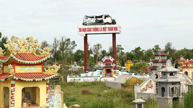 Ảnh TNGT: Kinh hoàng tài xế xe công-ten-nơ đâm vào đuôi chiếc xe 32 tỷ đồng-5