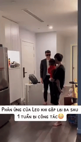 Hậu vệ tuyển Việt Nam bị con trai quên mặt sau một tuần đi thi đấu, vỡ oà hạnh phúc khi con nhận ra bố-1