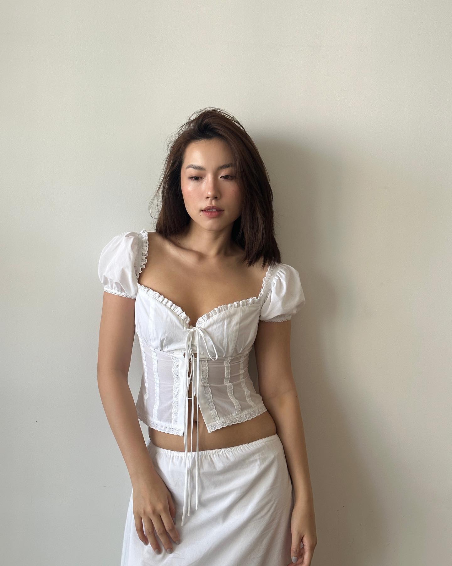 Mặc đồ màu trung tính đẹp như Hà Trúc với 10 công thức thanh lịch, hack tuổi-2