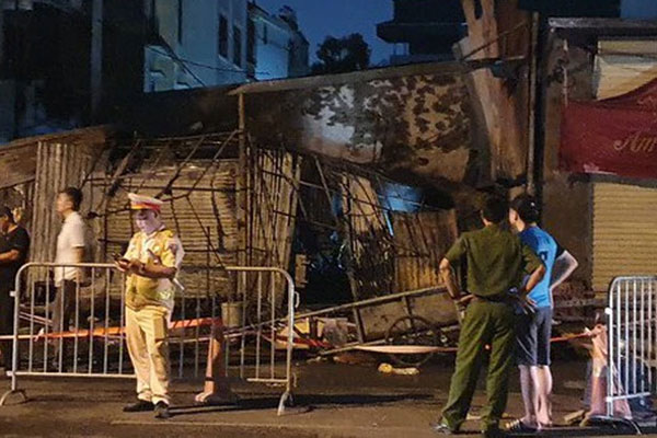 Vụ cháy 3 người chết ở Hà Nội: Người chồng lao vào cứu vợ con song bất thành-3